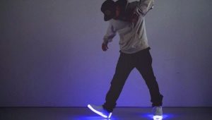 Mga sneaker na may kumikinang na soles