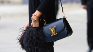 Mga branded clutches ng kababaihan