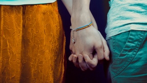 Goma pulseras na may ginto