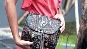 Ano ang magsuot ng mga bag ng python?