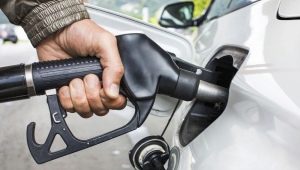Paano linisin ang diesel fuel mula sa mga damit sa bahay?