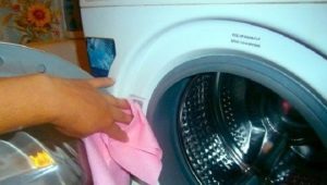 Paano linisin ang washing machine mula sa dumi at amoy?