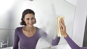 How to wash the mirror without staining?