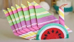 Paano maganda ang nakatiklop na napkin ng papel sa talahanayan ng bakasyon?