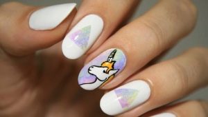Hindi pangkaraniwang disenyo ng manicure na may isang kabayong may sungay