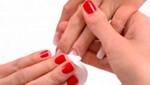 Paano tanggalin ang gel polish sa bahay nang walang mga espesyal na tool?
