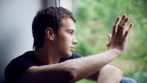 Mga katangian ng isang lalaki na introvert at ang kanyang pag-uugali sa mga relasyon