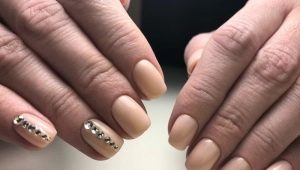 Magandang manicure gel polish sa hubad shades