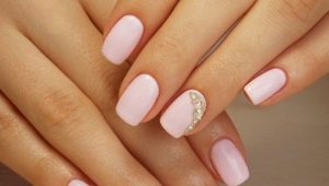 Pinong manicure na may shellac