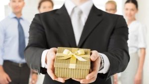 Mga ideya ng orihinal na regalo para sa mga kasamahan sa lalaki