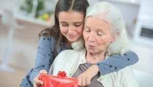 Mga regalo para sa lola sa loob ng 80 taon: ang pinakamahusay na mga ideya at rekomendasyon para sa pagpili
