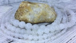 White quartz: properties, application at value of a stone