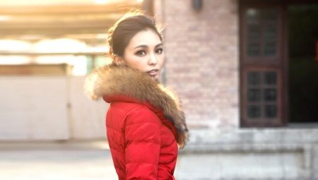 Mga kababaihan sa down jackets