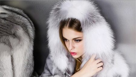 Maikling fur coat na may hood
