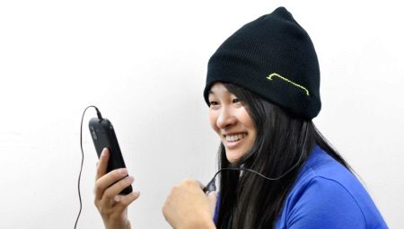 Cap na may mga headphone