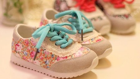 Mga sneaker para sa mga batang babae