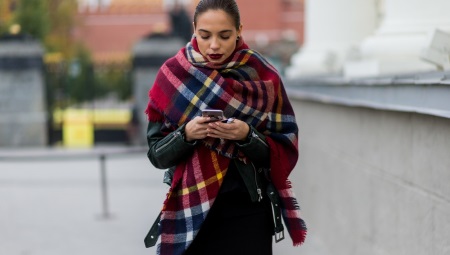 Paano itali ang scarf-stole?