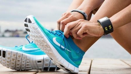 Mga sneaker para sa pagtakbo sa aspalto