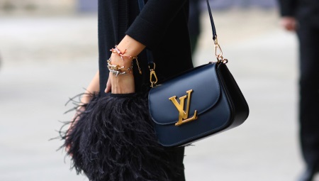 Mga branded clutches ng kababaihan