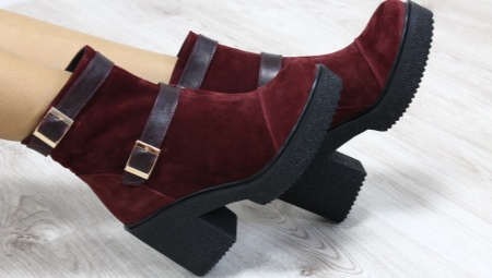 Burgundy boots sa bukung-bukong
