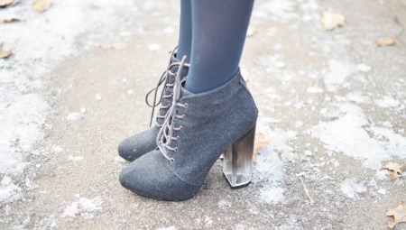 Ankle boots na may mga takong at puntas-up