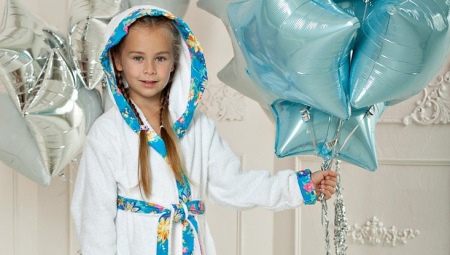 Dressing gown ng bata na may hood