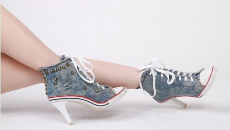Mga sneaker