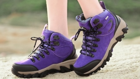 Pambabae ng trekking boots