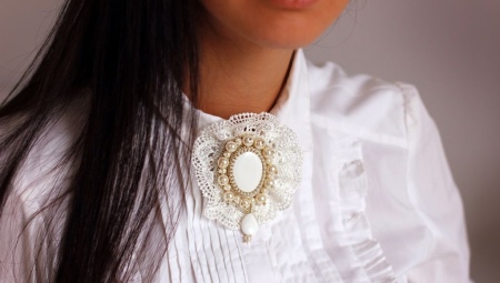 Brooches na may natural na mga bato