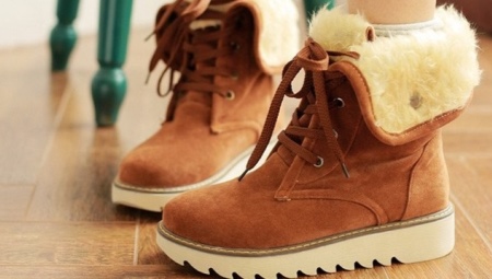 Ang mga winter boots ng kababaihan na may makapal na soles