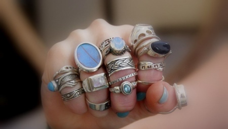 What finger wear a ring?