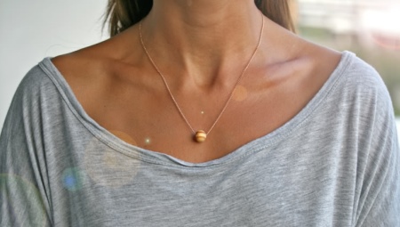 Gold chain-lace