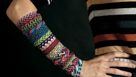 Bracelets mula sa thread