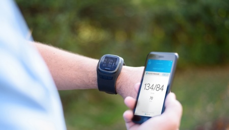 Panoorin ang sports sa anyo ng isang pulseras na may isang heart rate monitor, pedometer at isang tonometer