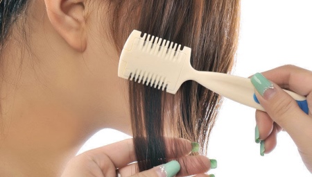 Comb with a blade for cutting hair