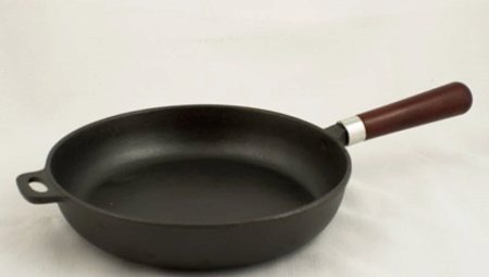 How to clean the cast-iron pan from soot at home?
