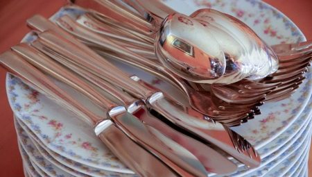 How to clean the forks and spoons at home?