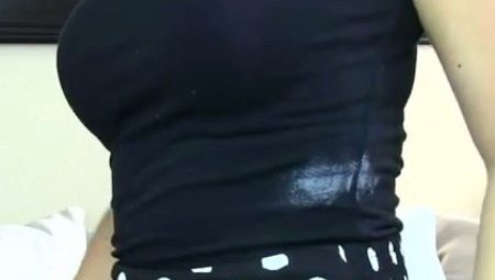 Paano alisin ang mga puting spot mula sa deodorant sa itim na damit?