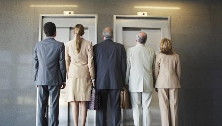 Sino ang dapat na unang pumasok sa elevator ayon sa mga tuntunin ng etiketa?