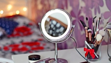 Mirror na may salamin sa table: mga tampok ng pagpili