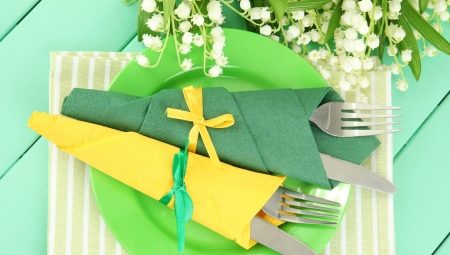 Nagtupi kami ng mga napkin ng papel para sa talahanayan ng holiday