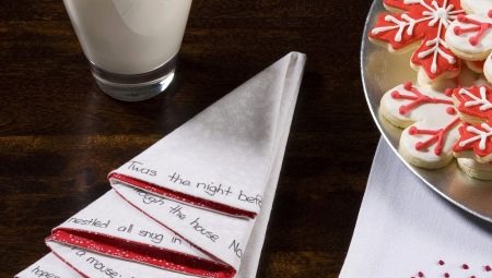 Paano maganda ang nakatiklop na napkin para sa talahanayan ng Bagong Taon?