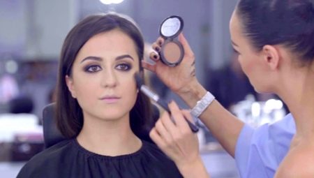 Mga tampok at subtleties ng make-up para sa round mata
