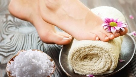 Salt baths para sa mga paa: ang mga benepisyo at pinsala, tip sa paghahanda at paggamit