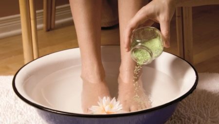 Foot bath na may asin sa dagat: ano ang kapaki-pakinabang at kung paano gawin?