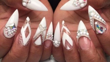 White manicure na may rhinestones: mga tampok ng disenyo at mga naka-istilong ideya