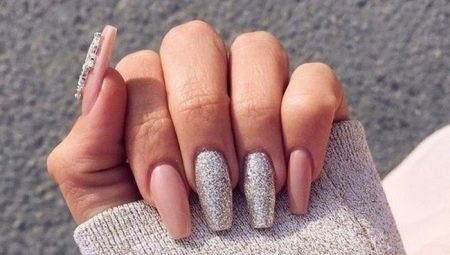 Beige Glitter Manicure: ang pinakamahusay na mga ideya at mga bagong disenyo