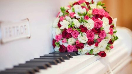 Bridal palumpon mula sa spray rosas: disenyo ng mga ideya at mga kumbinasyon sa iba pang mga bulaklak