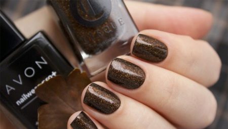 Coffee-colored manicure: mga trend at tip