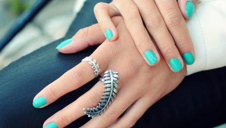 Fashion trend turkesa manicure